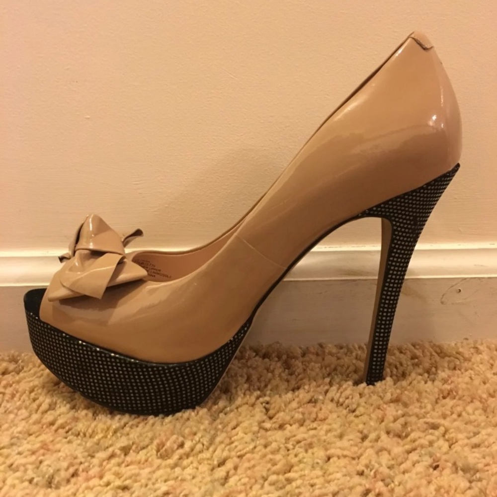Nude pumps